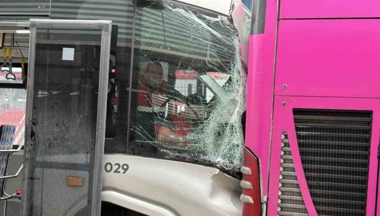 İstanbul’daki metrobüs kazasında 1 kişi öldü, 22 kişi yaralandı