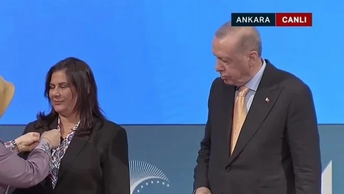 CHP’den istifa eden Aydın Büyükşehir Belediye Başkanı Özlem Çerçioğlu AKP’ye katıldı