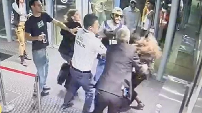 İki kadın şarkıcının skandal kavgası gündeme bomba gibi düştü